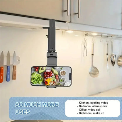 Opvouwbare 360 graden Telefoonhouder bevestigd aan keukenkast met smartphone voor handsfree gebruik en video.